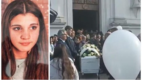 Il funerale di Eleonora Chinello, morta investita a 14 anni: i peluche e le note del pianoforte. «Orogliosi di te, se ci sentissi ora sorrideresti»