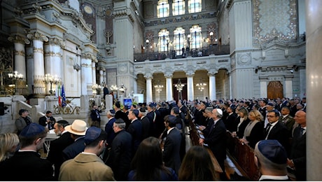 Celebrazione al Tempio maggiore di Roma a un anno dal 7 ottobre. Meloni: “Israele si difenda ma rispetti il diritto umanitario”