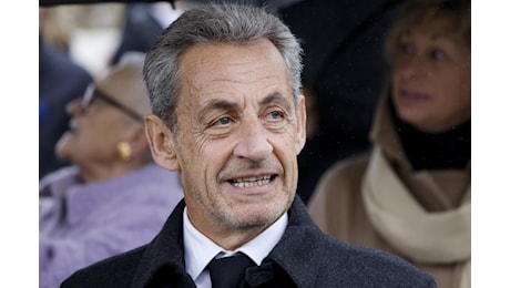 Francia, Sarkozy condannato a 3 anni: uno con il braccialetto elettronico