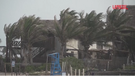 VIDEO Messico, uragano Beryl verso località turistiche: spiagge evacuate