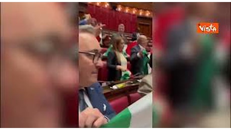 La protesta in Aula di M5s e opposizioni contro ddl Autonomia cantano Fratelli d’Italia