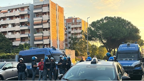 Roma, nuovo sgombero dell'ex hotel Cinecittà. Nel covo dei borseggiatori solo famiglie con bambini