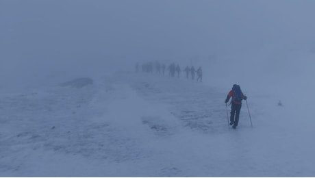 Dispersi di notte sul Gran Sasso, maxi mobilitazione per salvare gli alpinisti bloccati tra la neve a -10 gradi