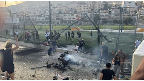 ​​Israele, razzo dal Libano su un campo da calcio: 11 bambini morti. Katz: «Hezbollah ha superato la linea rossa, è guerra totale»