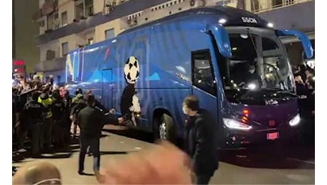 Napoli arrivato a Milano, tanti tifosi azzurri fuori l'hotel. Partono i cori! Ovazione per Di Lorenzo e Politano