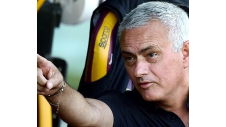 La singolare protesta di Mourinho per un gol annullato: il suo monitor col fermo - immagine davanti a una telecamera (Video)