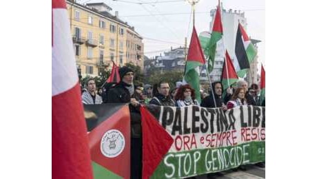 Il corteo pro Palestina a Milano: 'Noi vicini ad Hannoun'