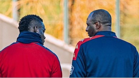 Il Genoa pubblica la prima foto di Balotelli con Vieira: fianco a fianco durante gli allenamenti