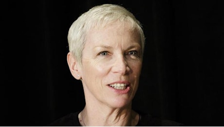 Annie Lennox compie 70 anni: come nacque «Sweet Dreams (Are Made of This)», quando duettò con David Bowie, 7 segreti