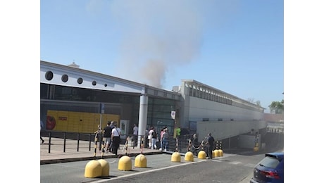 Incendio nel centro commerciale, recuperati due operai sul tetto ed evacuato l’edificio