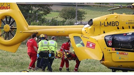 Sondrio, escavatore si ribalta: imprenditore di 72 anni muore schiacciato