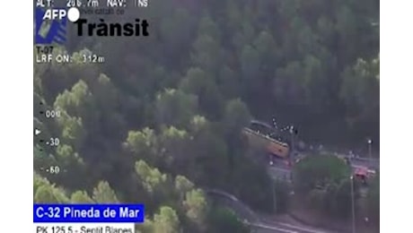 Spagna, bus si ribalta e resta in verticale: illesi i passeggeri