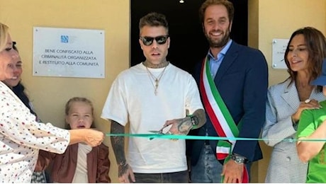 Fedez scambia Tobia Zevi per Tony Effe e il dissing sbarca in politica: “Se ci sono nastri da tagliare, le istituzioni sono sempre fortissime”