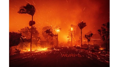 Sono almeno cinque i morti negli incendi di Los Angeles, mentre molte celebrities hanno perso la casa