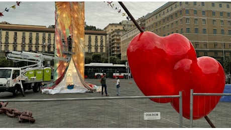 Gaetano Pesce, i cuori del Pulcinella di piazza Municipio a Napoli saranno trasferiti: ecco dove vederli