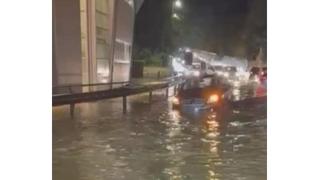 Maltempo, a Siena, scuole chiuse per la forte pioggia, stazione allagata e treni bloccati fino alle 12. Allagamenti anche a Pisa, scuole chiuse anche nella Val di Cornia