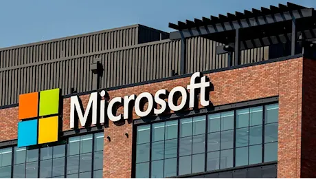 Microsoft down, guasti informatici in tutto il mondo: disagi per banche, poste e sanità, caos aeroporti