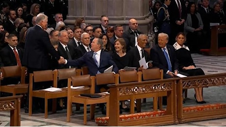 Barack Obama e Donald Trump chiacchierano sorridenti ai funerali di Carter