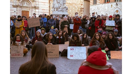 “Passeggiata Arrabbiata” col collettivo Women Talking: «Lasceremo cartelli con i nomi delle donne uccise nel 2024»