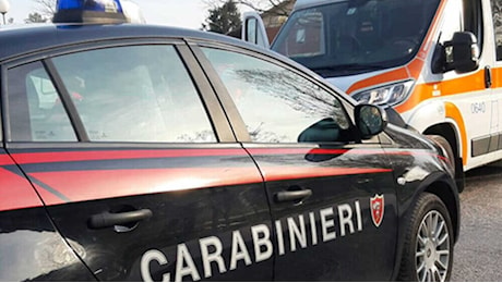 Senzatetto trovato morto nella cabina di uno stabilimento: il cadavere era denudato