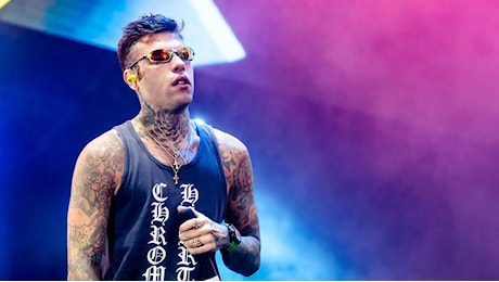 Fedez sui social: “Solo io e la mia penna contro il resto del mondo”