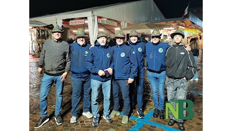 A Biella la pioggia non rovina la festa della sera, nelle vie del centro tantissimi Alpini e giovani FOTO