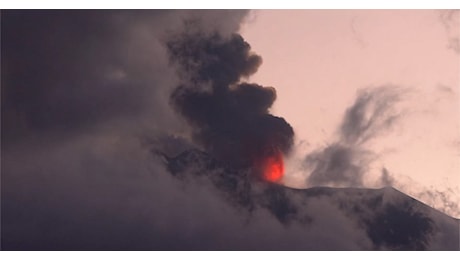 Etna in eruzione, grandi fontane di lava dal cratere Voragine: le immagini