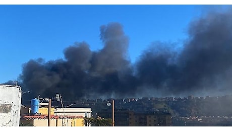 Incendio a Fuorigrotta, torna la fornitura elettrica all'ospedale