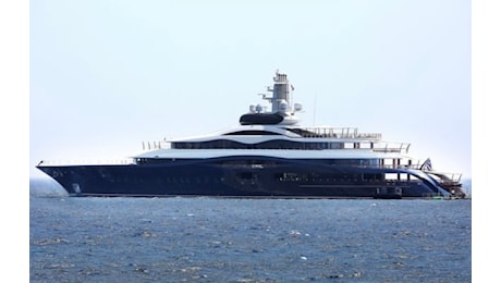 Dopo Taormina prosegue la vacanza di Zuckerberg in Sicilia con il suo mega yacht da 118 metri