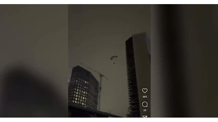 Milano, ragazzo si lancia con paracadute da Pirellino di Porta Nuova, il dito medio alla telecamera prima del salto nel vuoto - VIDEO - Il Giornale d'Italia