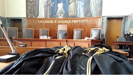 Professore accusato di atti sessuali su due studentesse di 15 e 16 anni: ai domiciliari ad Asti