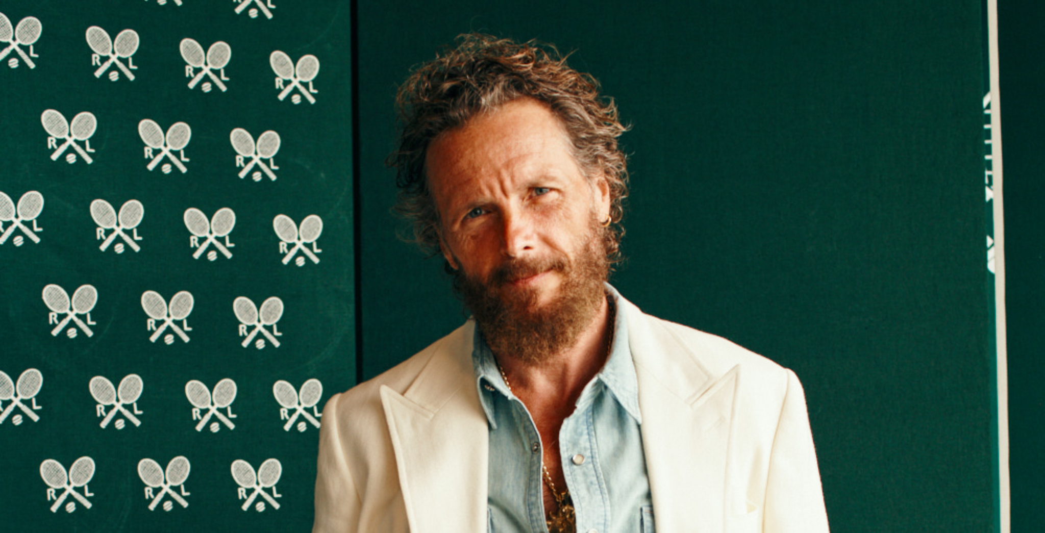 Jovanotti conquista Wimbledon 2025 in Ralph Lauren: eleganza rilassata tra stile inglese e spirito italiano