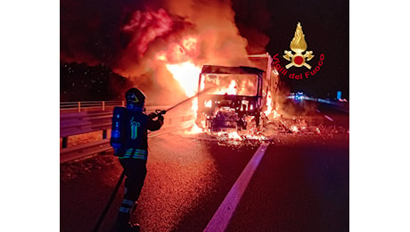 Montepulciano, a fuoco un mezzo pesante che trasportava piastrelle