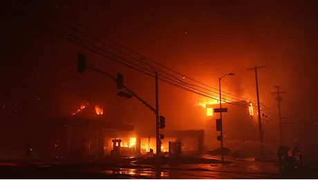 Usa, maxi incendio devasta le colline di Los Angeles: 30 mila evacuati