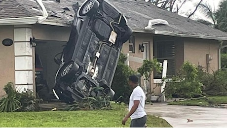 Gli italiani in Florida e l'uragano Milton. L'influencer: «La situazione fuori è catastrofica. La scrittrice: «La nostra spiaggia devastata»