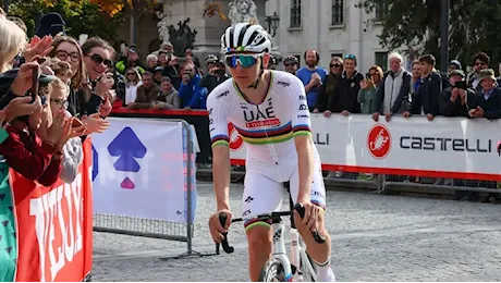 Pogacar vince il Lombardia per la quarta volta di fila: «Fiero di questo successo» - Foto e video