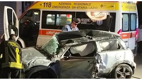 Auto contro albero a Roma di notte, muore a 26 anni: il giovane era alla guida di una Mini Cooper