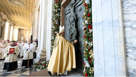 Aperta la Porta Santa in Laterano, Reina: in un tempo lacerato, tendiamo le braccia a tutti