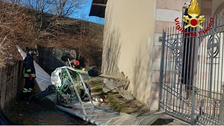 Ultraleggero precipita e si schianta sul cimitero