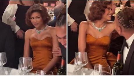 Zendaya ai Golden Globes sorride e mostra la mano a una persona: per alcuni si tratterebbe dell'anello di fidanzamento