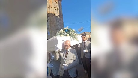 L'ultimo saluto a Thomas Luciani, decine di ragazzi ai funerali del sedicenne ucciso a Pescara