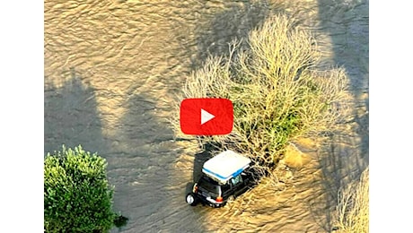 Meteo Video: Piemonte, la piena di un torrente inghiotte un'auto a Montanaro; le immagini fanno impressione