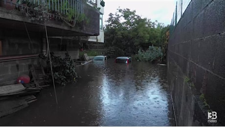 Cronaca meteo diretta - Alluvione nel catanese, auto semi-sommerse nella frazione di Altarello - Video