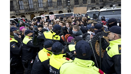 Manifestanti pro-Palestina ad Amsterdam, al corteo scontri con la polizia: almeno 100 arresti