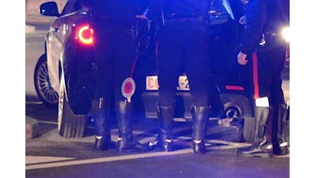 Finge di consolarla dopo una lite per poi violentarla, arrestato un 24enne