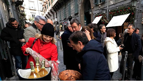 Napoli, Natale 2024: auguri ai baretti di Chiaia. Tra folla, brindisi e controlli – Le foto