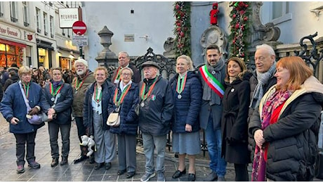 Il Manneken Pis con l’abito di Gianni Schicchi: la delegazione dei Lucchesi nel Mondo a Bruxelles nel nome di Puccini