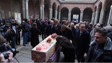 Funerali di Rosita Missoni a Milano, sul feretro tutti i colori della maison. La figlia Angela: «La sua visione ha cambiato il mondo»