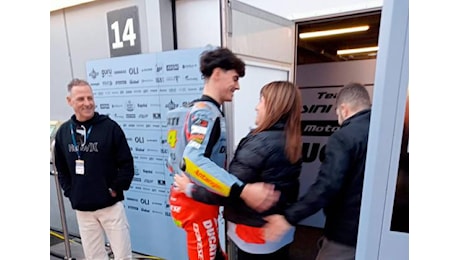 MotoGp, “Benvenuto al team Gresini”: l’abbraccio di Nadia Padovani a Fermin Aldeguer a Barcellona