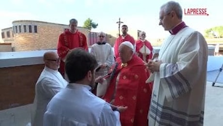 Giubileo 2025, Papa Francesco apre la seconda Porta Santa nel carcere di Rebibbia